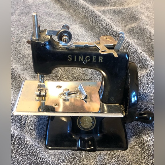 singer | Other | Vintage Singer Childs Small Sewing Machine | Poshmark